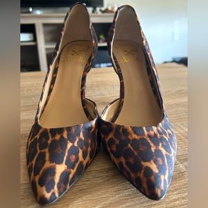 Vince Comuto leopard print heel pumps in decent condition